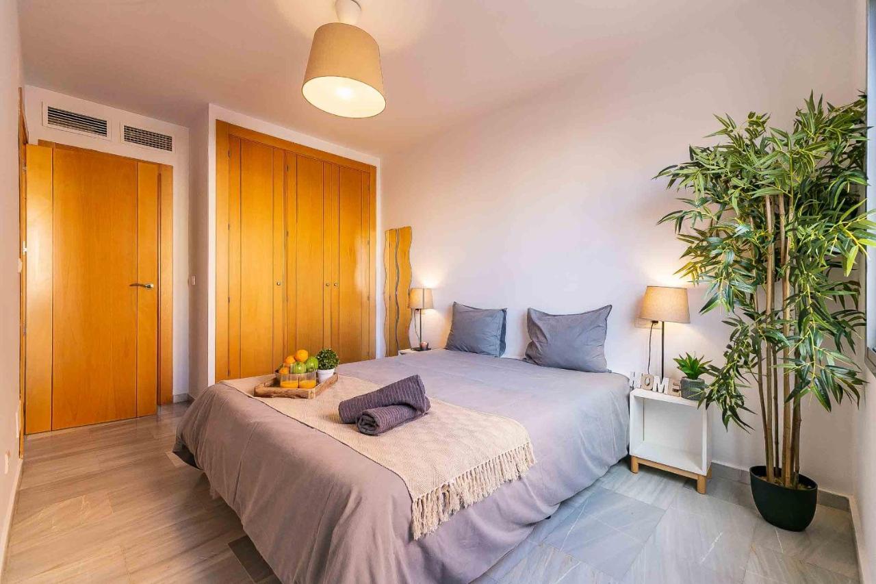 Carlos Haya Beautiful Apartment With Parking マラガ エクステリア 写真